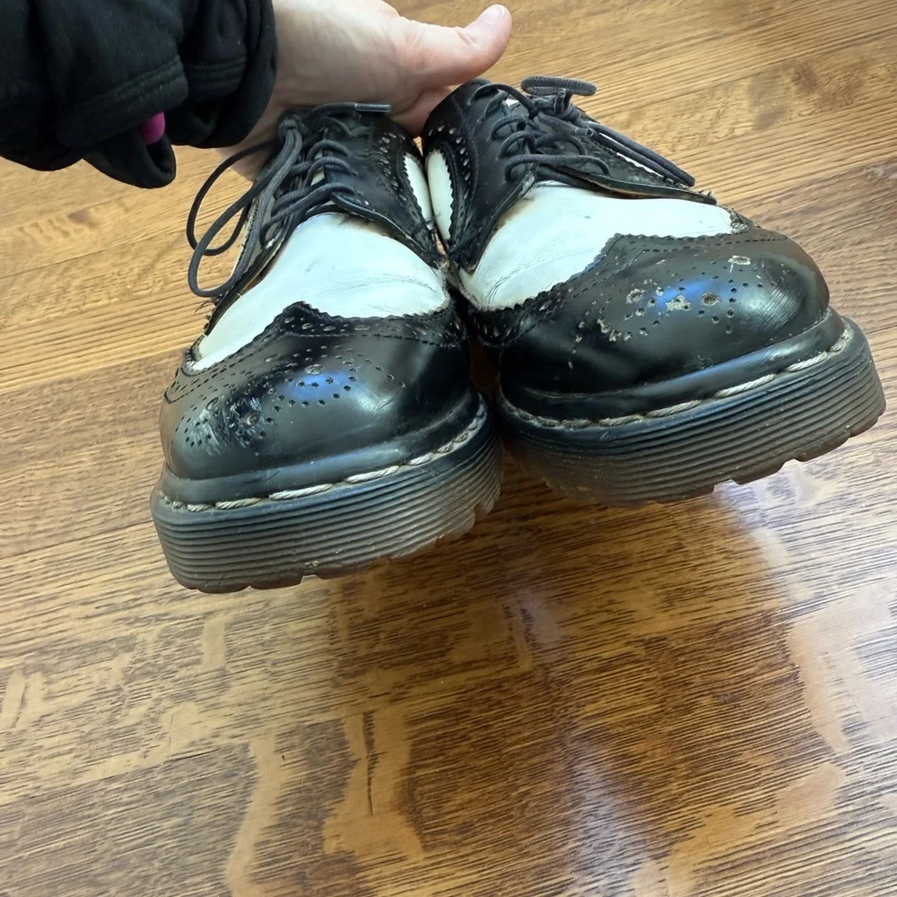 DOC MARTENS Vintage Oxford Brogues England Black White Wingtip Academia M 8 W 9‎